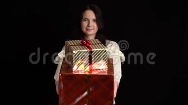 年轻女子在黑色背景上赠送礼品盒.. 圣诞快乐，带白色丝带的礼品盒